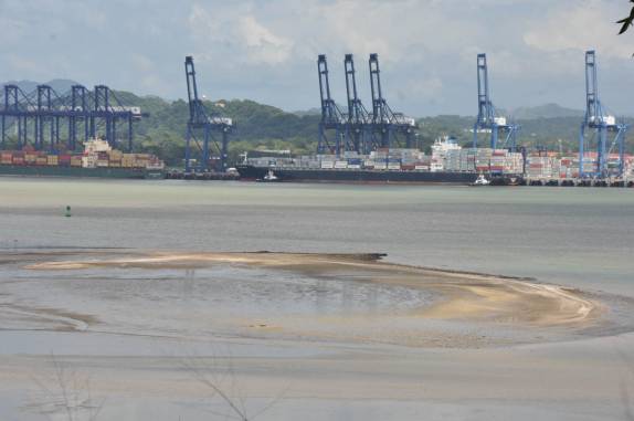 Maré baixa no Porto de Balboa, Oceano Pacífico, no Panamá